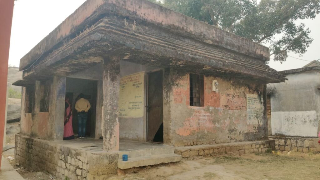 चूंदरी आयुष्मान आरोग्य मंदिर में निर्माण गुणवत्ता पर उठे सवाल, ग्रामीणों ने डीडीसी से की शिकायत