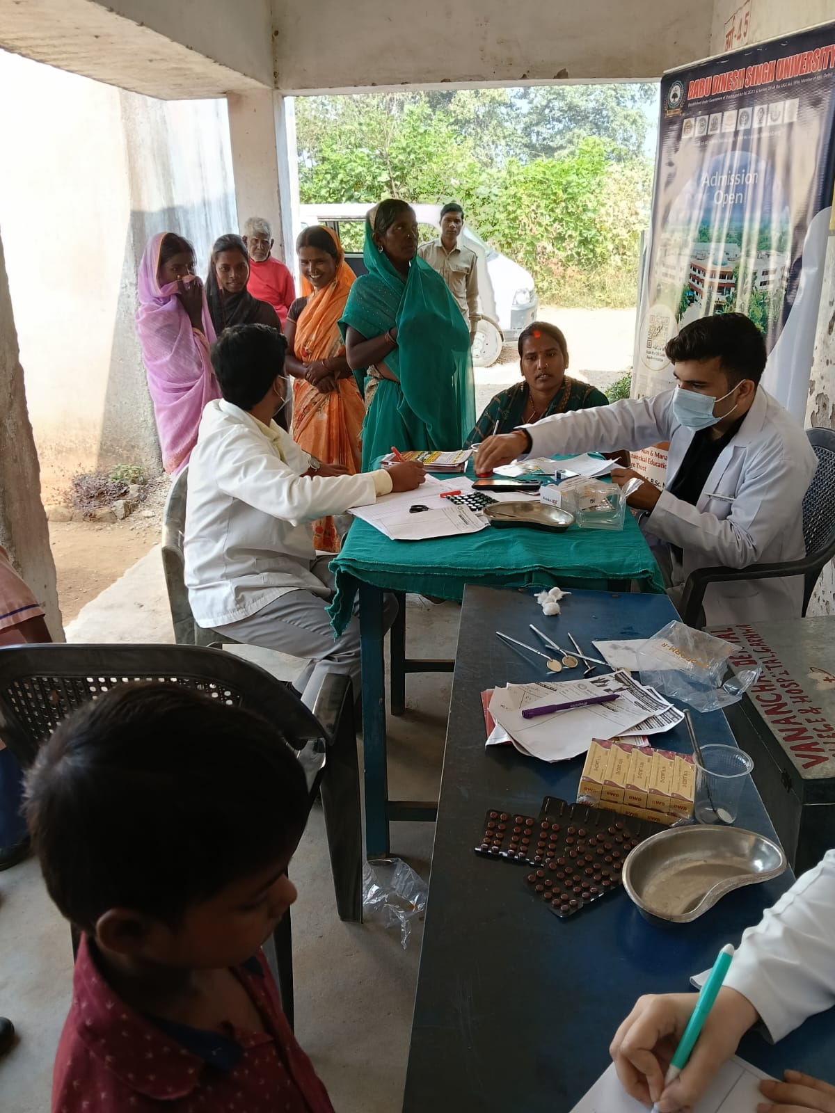 गढ़वा: हसनदाग मध्य विद्यालय में लगा नि:शुल्क दंत चिकित्सा शिविर, छात्रों व ग्रामीणों ने कराई जांच