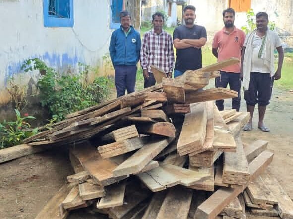 पलामू टाइगर रिजर्व में बड़ी कार्रवाई — वन विभाग ने जब्त की भारी मात्रा में अवैध लकड़ी पलामू टाइगर रिजर्व में बड़ी कार्रवाई — वन विभाग ने जब्त की भारी मात्रा में अवैध लकड़ी