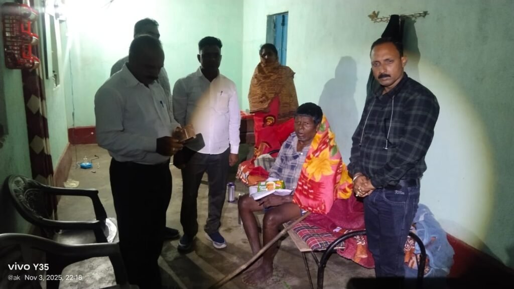 पूर्व मंत्री माधव लाल सिंह ने लोधकियारी में लकवाग्रस्त सुखदेव मांझी से की मुलाकात, आर्थिक मदद व कंबल प्रदान किया पूर्व मंत्री माधव लाल सिंह ने लोधकियारी में लकवाग्रस्त सुखदेव मांझी से की मुलाकात, आर्थिक मदद व कंबल प्रदान किया