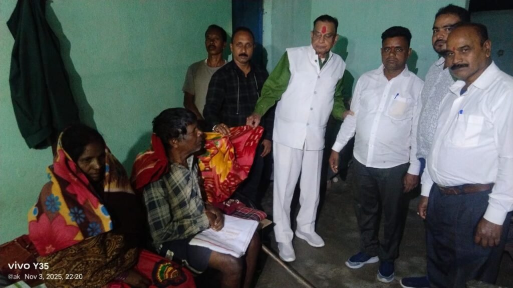 पूर्व मंत्री माधव लाल सिंह ने लोधकियारी में लकवाग्रस्त सुखदेव मांझी से की मुलाकात, आर्थिक मदद व कंबल प्रदान किया पूर्व मंत्री माधव लाल सिंह ने लोधकियारी में लकवाग्रस्त सुखदेव मांझी से की मुलाकात, आर्थिक मदद व कंबल प्रदान किया