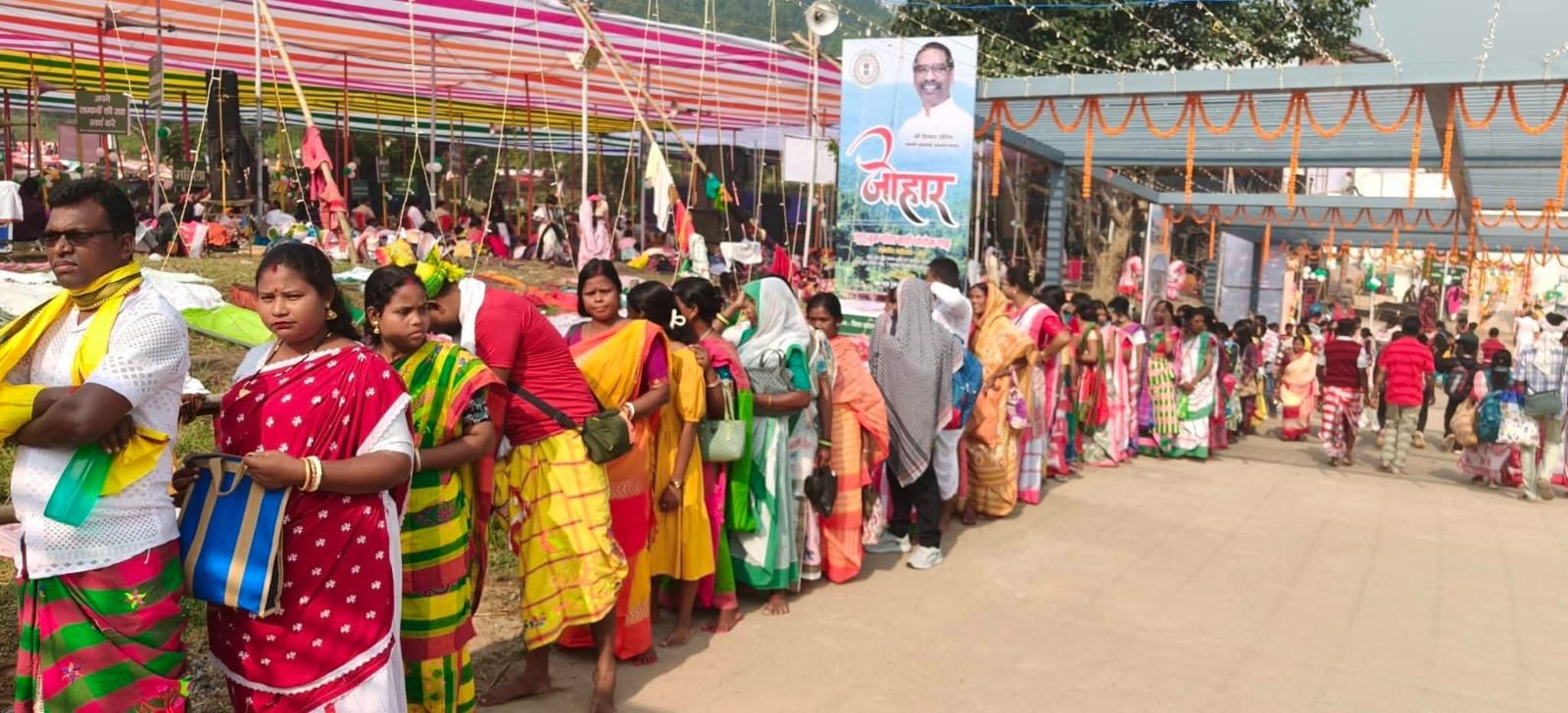 लुगू बुरू घांटा बाड़ी धोरोम गाढ़ में उमड़ा श्रद्धा का सागर लुगू बुरू घांटा बाड़ी धोरोम गाढ़ में उमड़ा श्रद्धा का सागर