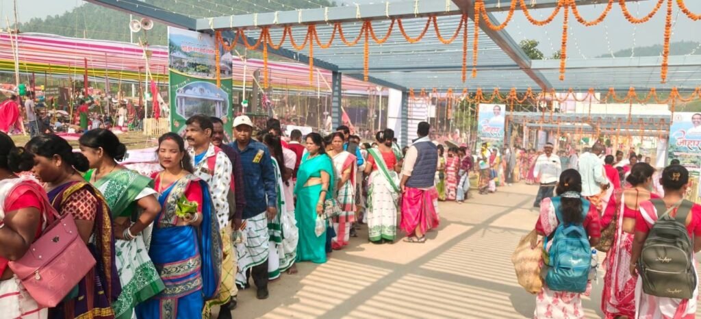 लुगू बुरू घांटा बाड़ी धोरोम गाढ़ में उमड़ा श्रद्धा का सागर