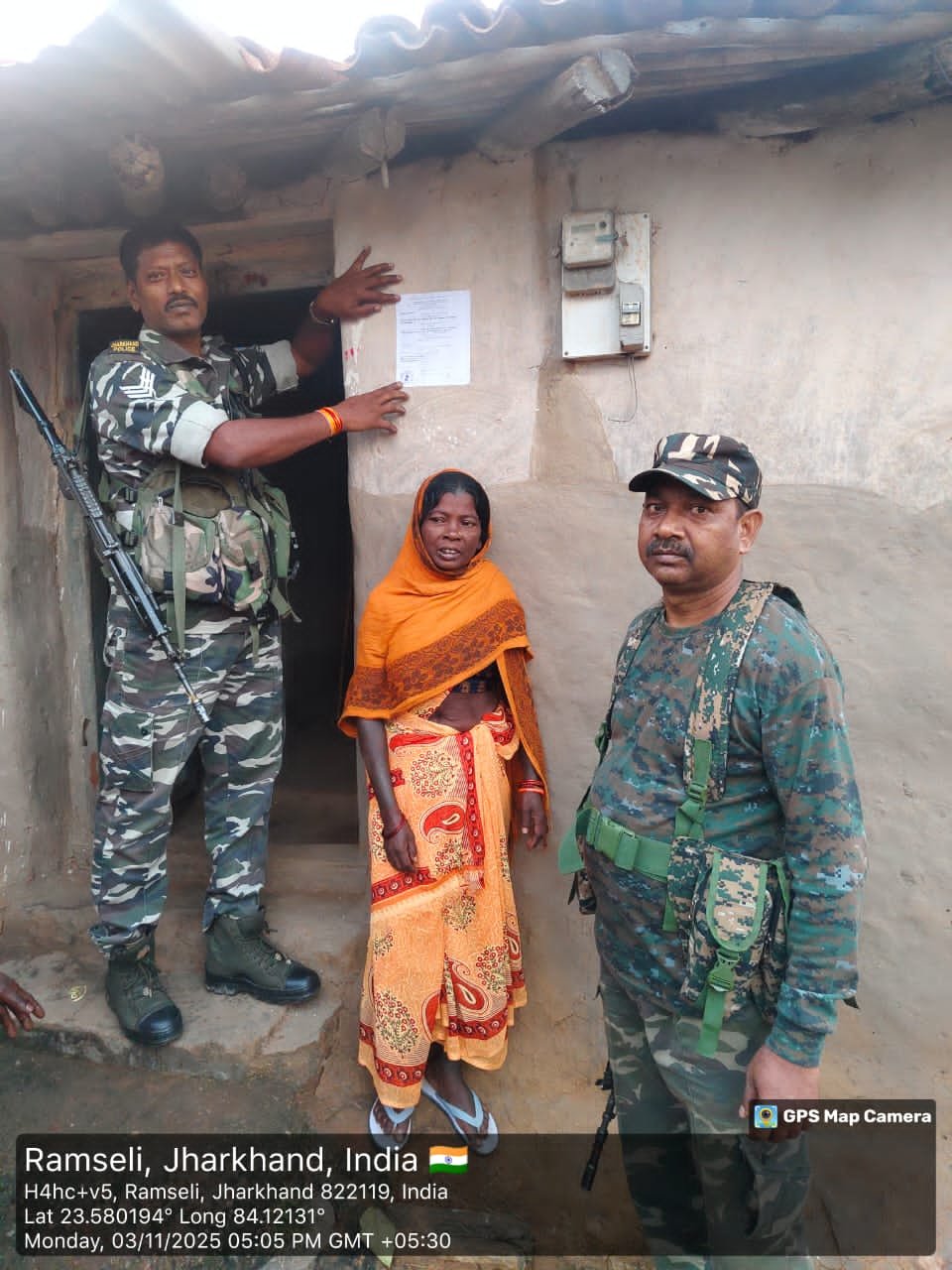 एक दशक से सक्रिय चार इनामी नक्सलियों के घरों पर चिपकाया गया न्यायालयीय इश्तेहार