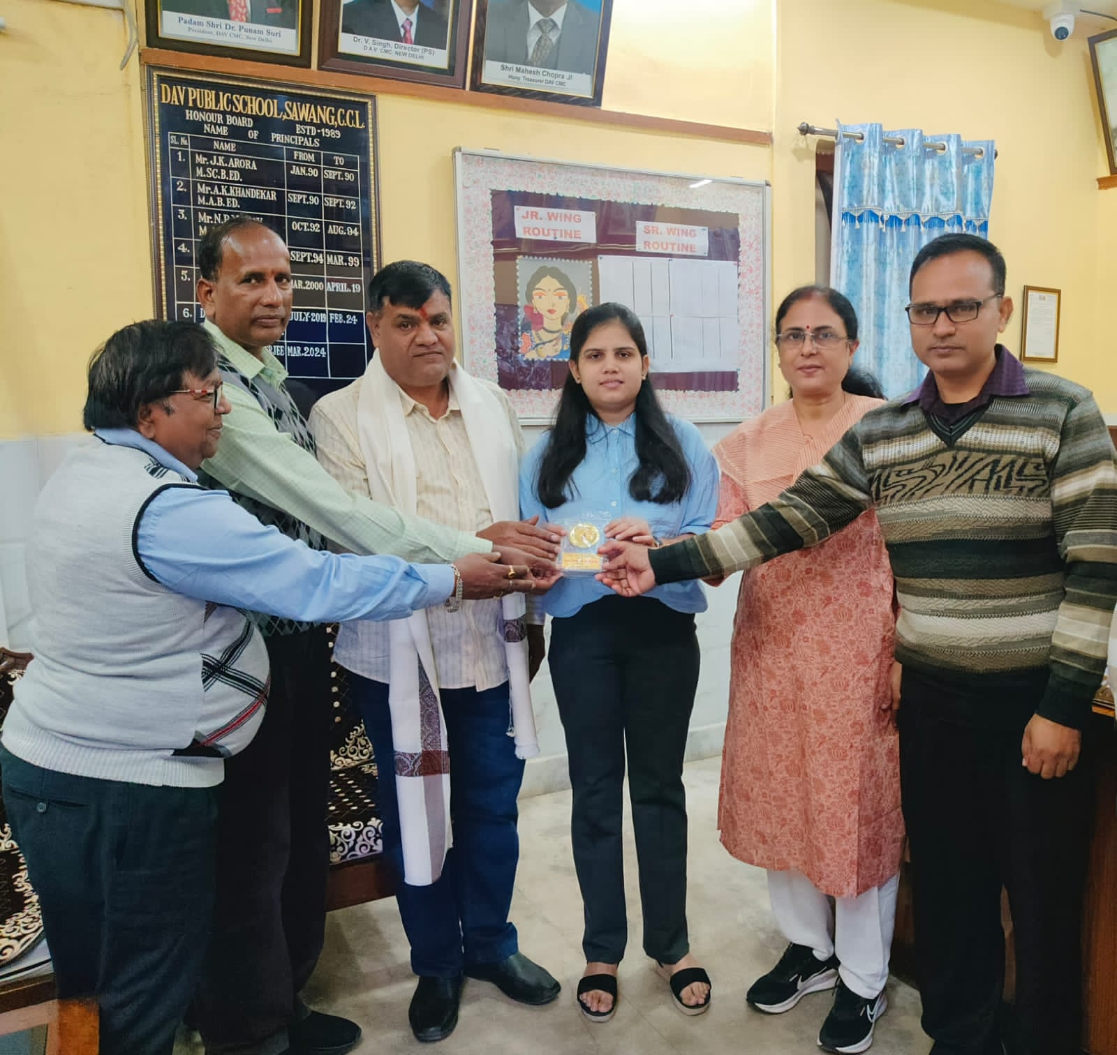 डी ए वी स्वांग ने सीए बनी स्वेता को किया सम्मानित