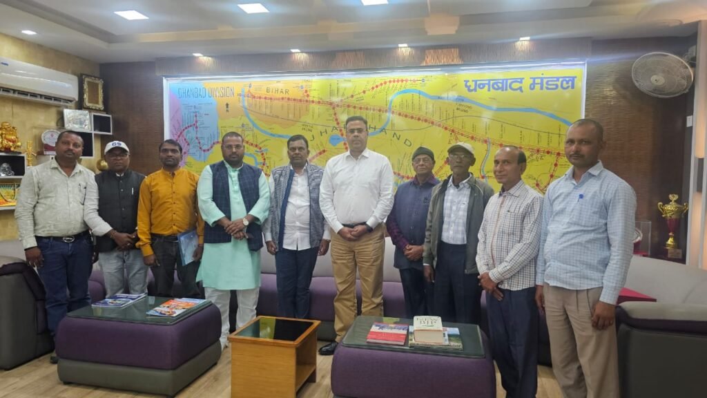 मंडल रेल प्रबंधक अखिलेश मिश्रा से मिले पूर्व विधायक डॉ. लम्बोदर महतो मंडल रेल प्रबंधक अखिलेश मिश्रा से मिले पूर्व विधायक डॉ. लम्बोदर महतो