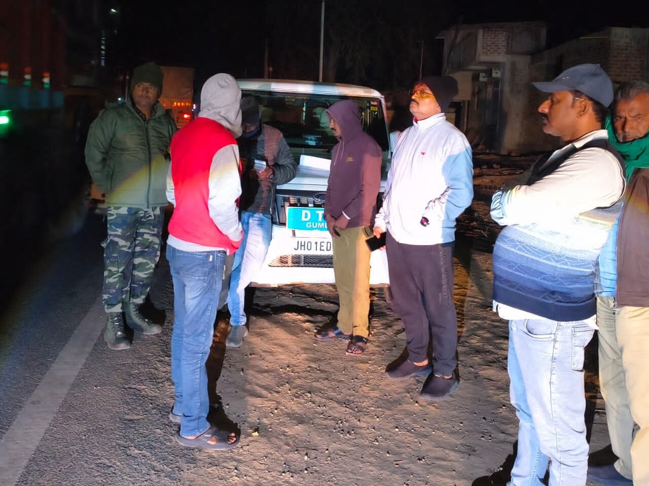 गुमला में ‘नाइट ऑपरेशन’ से हड़कंप, ओवरलोडिंग पर चला परिवहन विभाग का डंडा, ₹1.73 लाख का जुर्माना वसूला गुमला में ‘नाइट ऑपरेशन’ से हड़कंप, ओवरलोडिंग पर चला परिवहन विभाग का डंडा, ₹1.73 लाख का जुर्माना वसूला