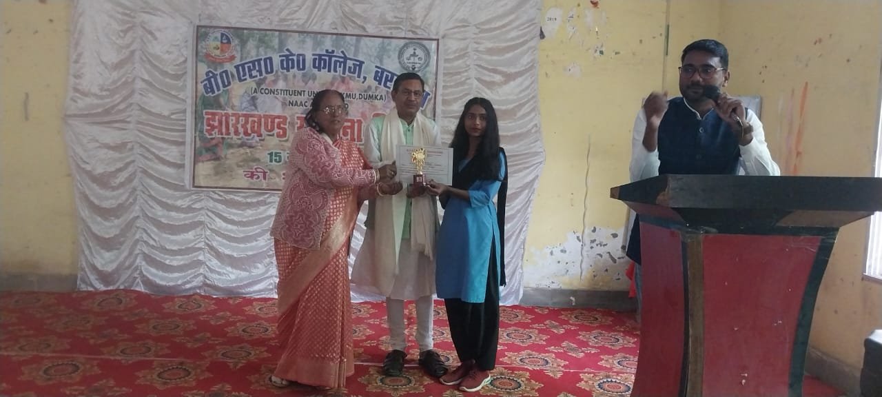 भाषण व निबंध में प्रथम स्थान पर रही उर्मी कुमारी भाषण व निबंध में प्रथम स्थान पर रही उर्मी कुमारी