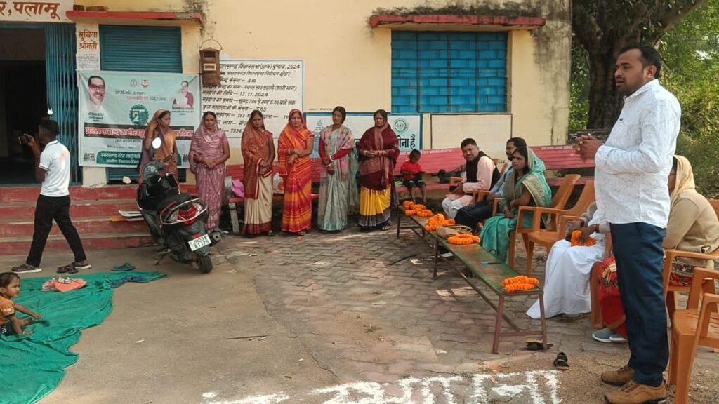 लहलहे पंचायत भवन प्रांगण में झारखंड स्थापना दिवस की 25वीं वर्षगांठ पर रंगोली कार्यक्रम का हुआ आयोजन। लहलहे पंचायत भवन प्रांगण में झारखंड स्थापना दिवस की 25वीं वर्षगांठ पर रंगोली कार्यक्रम का हुआ आयोजन।