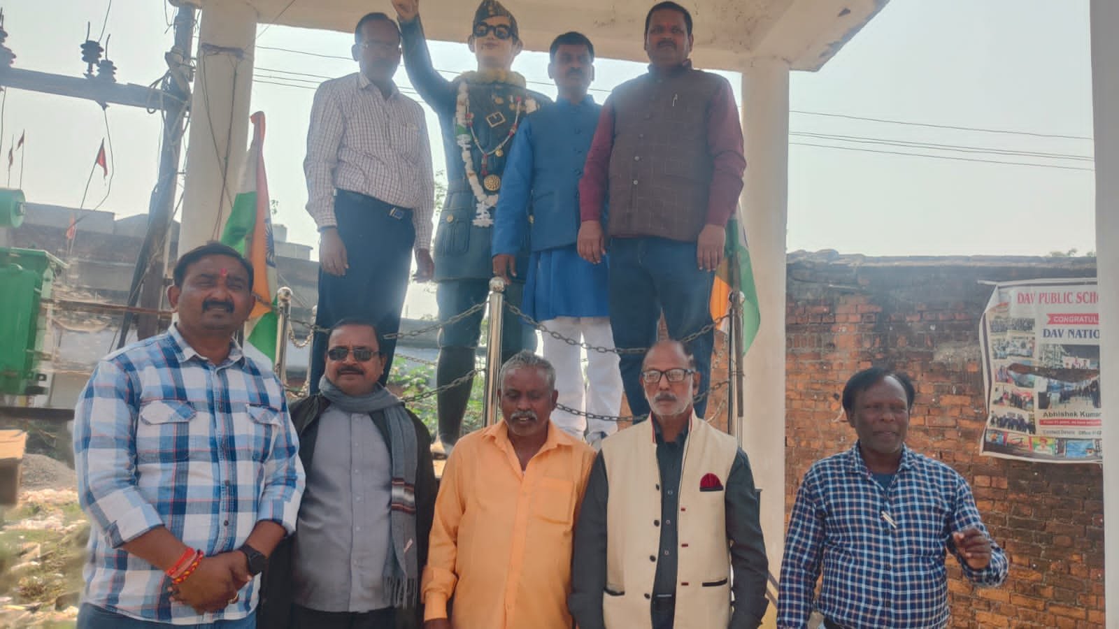 गोमिया:बिहार में एनडीए की प्रचंड बहुमत से जीत के जश्न में भाजपा कार्यकर्ताओं ने धूमधाम से उत्सव मनाया। गोमिया:बिहार में एनडीए की प्रचंड बहुमत से जीत के जश्न में भाजपा कार्यकर्ताओं ने धूमधाम से उत्सव मनाया।