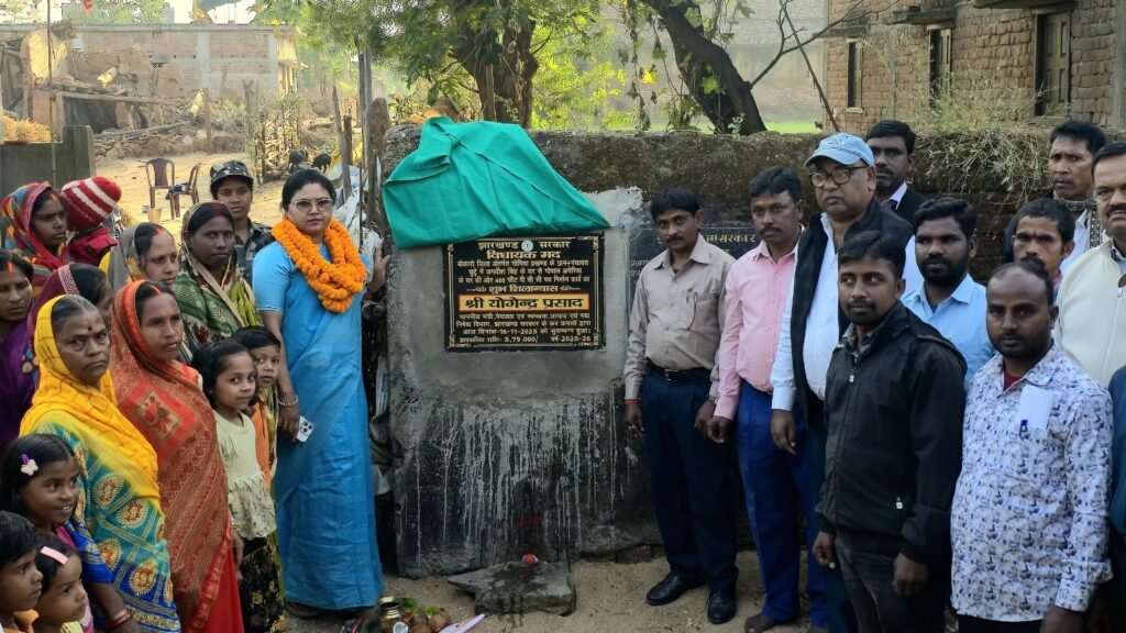 गोमिया:पूर्व विधायक बबीता देवी ने दो पीसीसी सड़क निर्माण कार्यों का किया शिलान्यास गोमिया:पूर्व विधायक बबीता देवी ने दो पीसीसी सड़क निर्माण कार्यों का किया शिलान्यास