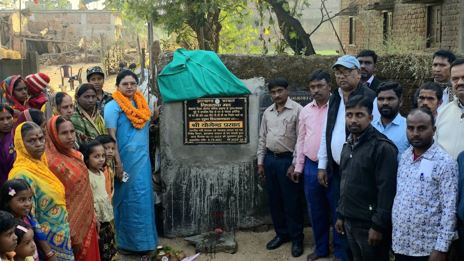 गोमिया:पूर्व विधायक बबीता देवी ने दो पीसीसी सड़क निर्माण कार्यों का किया शिलान्यास