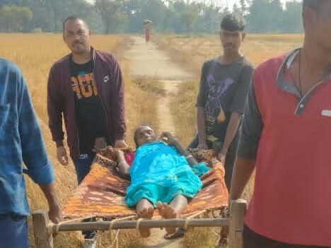 अधूरी सड़क बनी परेशानी:सूरगुंजाडीह के ग्रामीण अब भी मरीजों को चारपाई पर ढोने को मजबूर अधूरी सड़क बनी परेशानी:सूरगुंजाडीह के ग्रामीण अब भी मरीजों को चारपाई पर ढोने को मजबूर