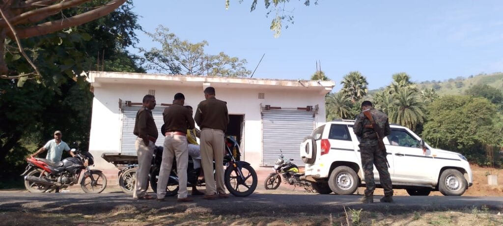 दुकान का ताला तोड़कर अज्ञात चोरों ने उड़ाए 40 हजार रुपये के छड़ दुकान का ताला तोड़कर अज्ञात चोरों ने उड़ाए 40 हजार रुपये के छड़