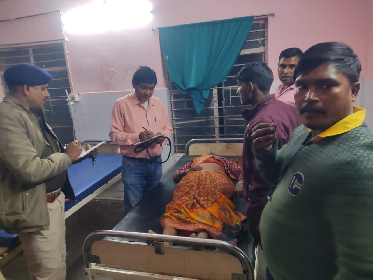 बाईक से गिरकर महिला घायल।