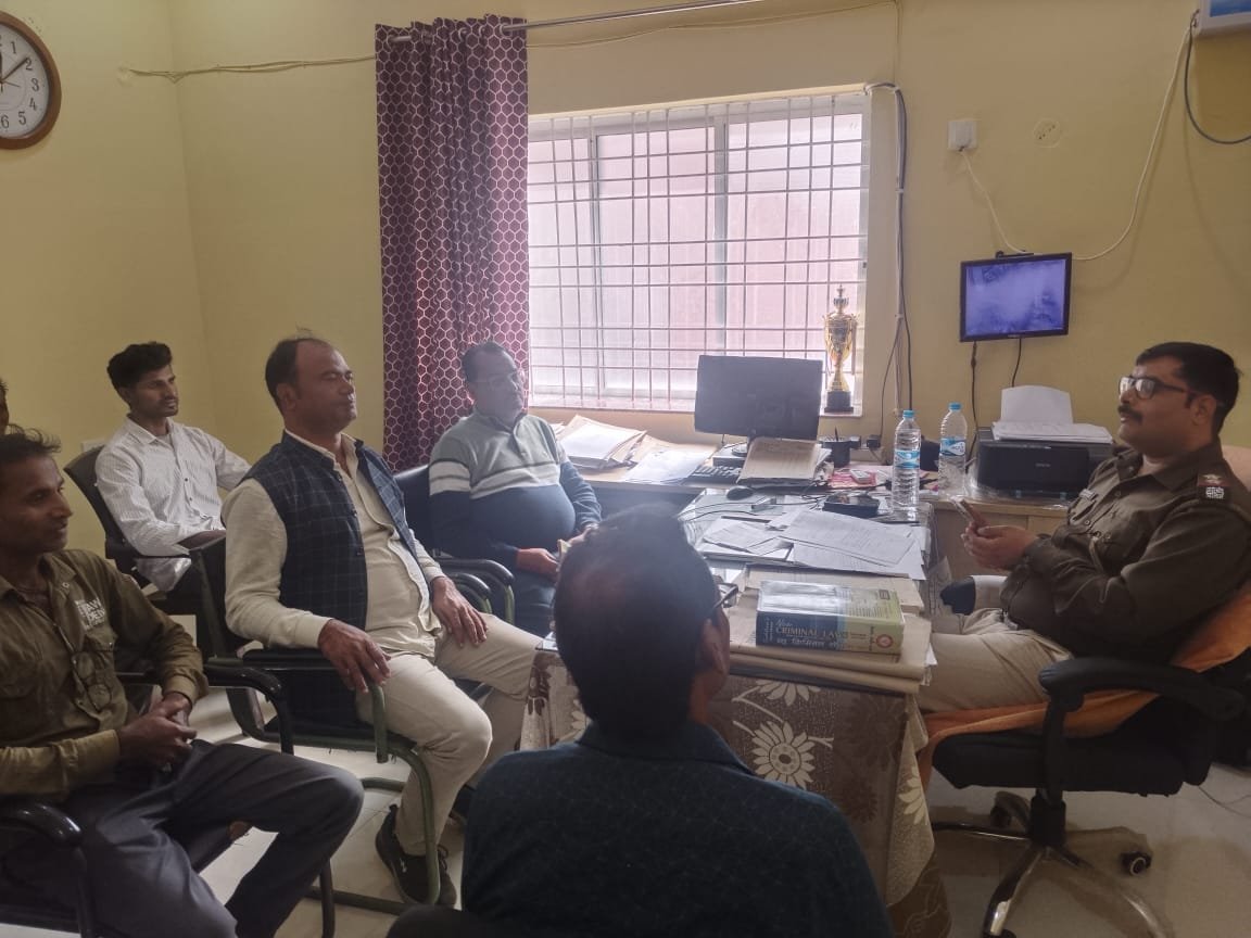 थाना परिसर में हुई आवश्यक बैठक, व्यवसायियों को CCTV लगाने और सतर्क रहने की सलाह थाना परिसर में हुई आवश्यक बैठक, व्यवसायियों को CCTV लगाने और सतर्क रहने की सलाह