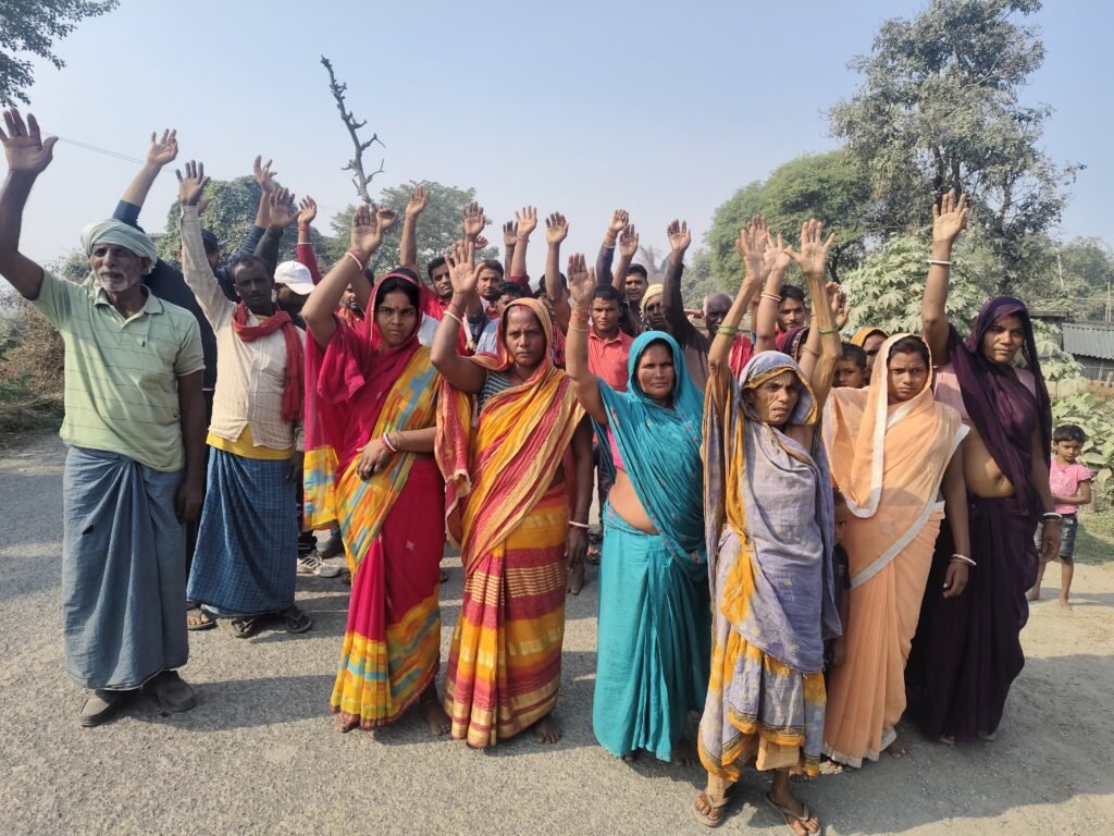 अधिग्रहित जमीन व मकान के कम मुआवजे को लेकर डिहारी के ग्रामीणों का सड़क पर प्रदर्शन