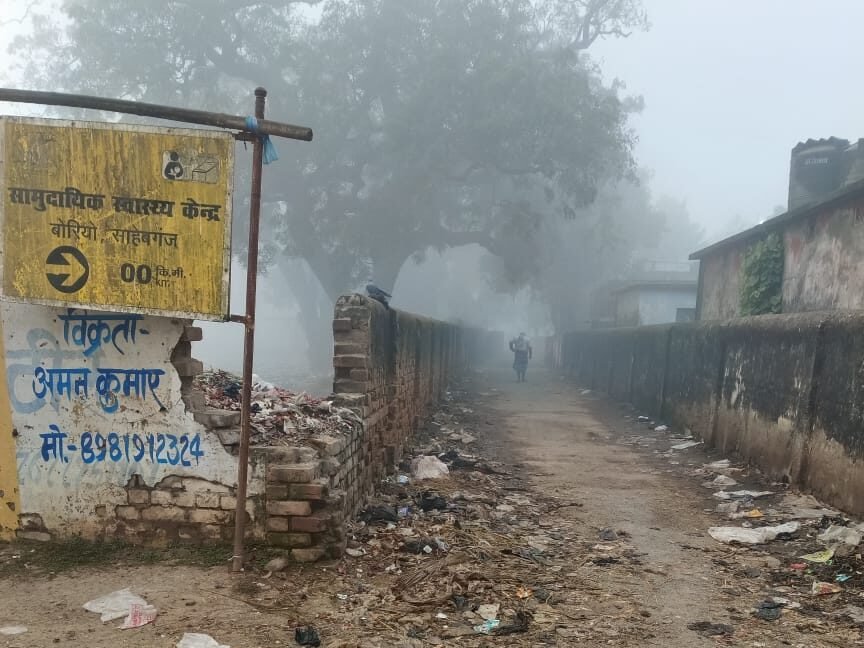 सीएचसी जाने वाले रास्ते और पंचायत भवन परिसर में गंदगी का अंबार, डीसी के निर्देश भी बेअसर सीएचसी जाने वाले रास्ते और पंचायत भवन परिसर में गंदगी का अंबार, डीसी के निर्देश भी बेअसर