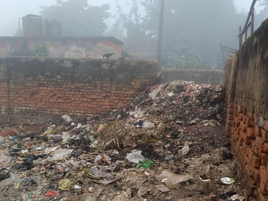 सीएचसी जाने वाले रास्ते और पंचायत भवन परिसर में गंदगी का अंबार, डीसी के निर्देश भी बेअसर सीएचसी जाने वाले रास्ते और पंचायत भवन परिसर में गंदगी का अंबार, डीसी के निर्देश भी बेअसर
