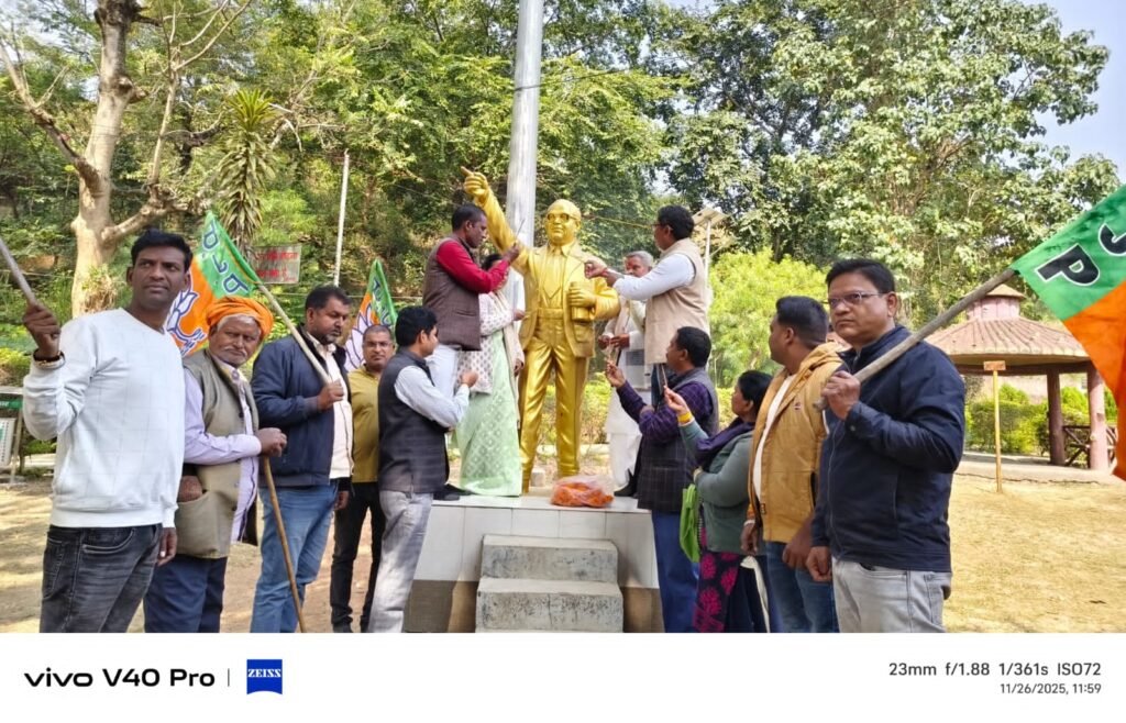 संविधान दिवस पर डॉ. भीमराव अंबेडकर की प्रतिमा पर माल्यार्पण, प्रस्तावना का पाठ संविधान दिवस पर डॉ. भीमराव अंबेडकर की प्रतिमा पर माल्यार्पण, प्रस्तावना का पाठ