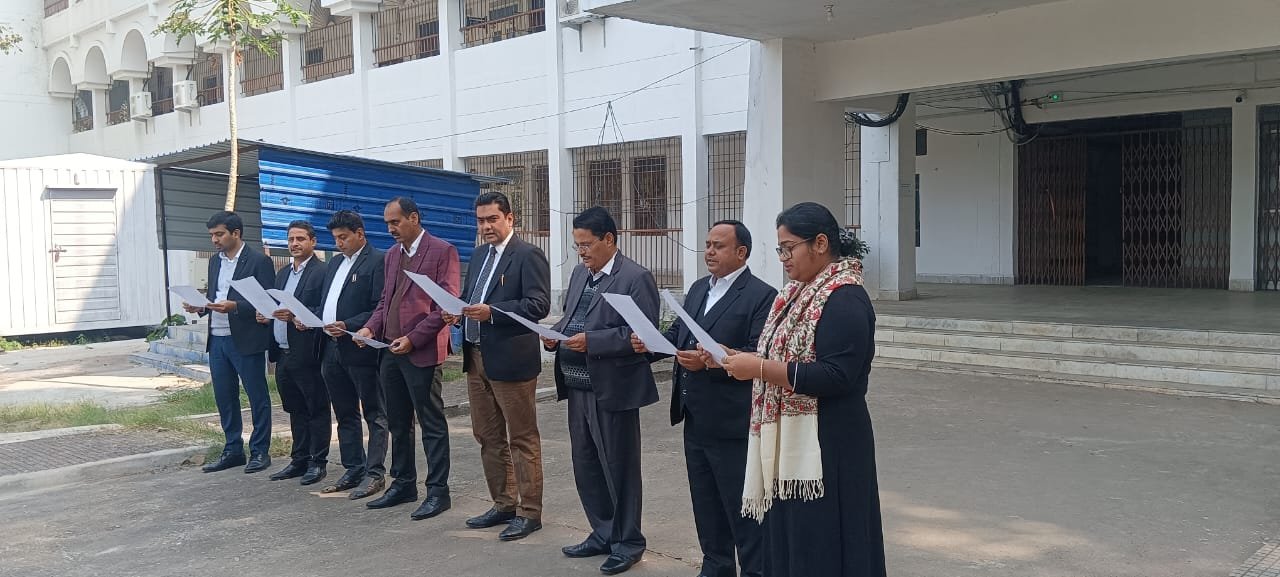 तेनुघाट व्यवहार न्यायालय में संविधान दिवस पर न्यायिक पदाधिकारियों ने ली शपथ तेनुघाट व्यवहार न्यायालय में संविधान दिवस पर न्यायिक पदाधिकारियों ने ली शपथ