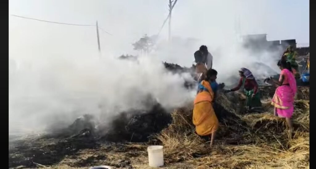 चतरोचट्टी क्षेत्र में खलिहान में लगी आग, धान और पुआल जलकर खाक चतरोचट्टी क्षेत्र में खलिहान में लगी आग, धान और पुआल जलकर खाक