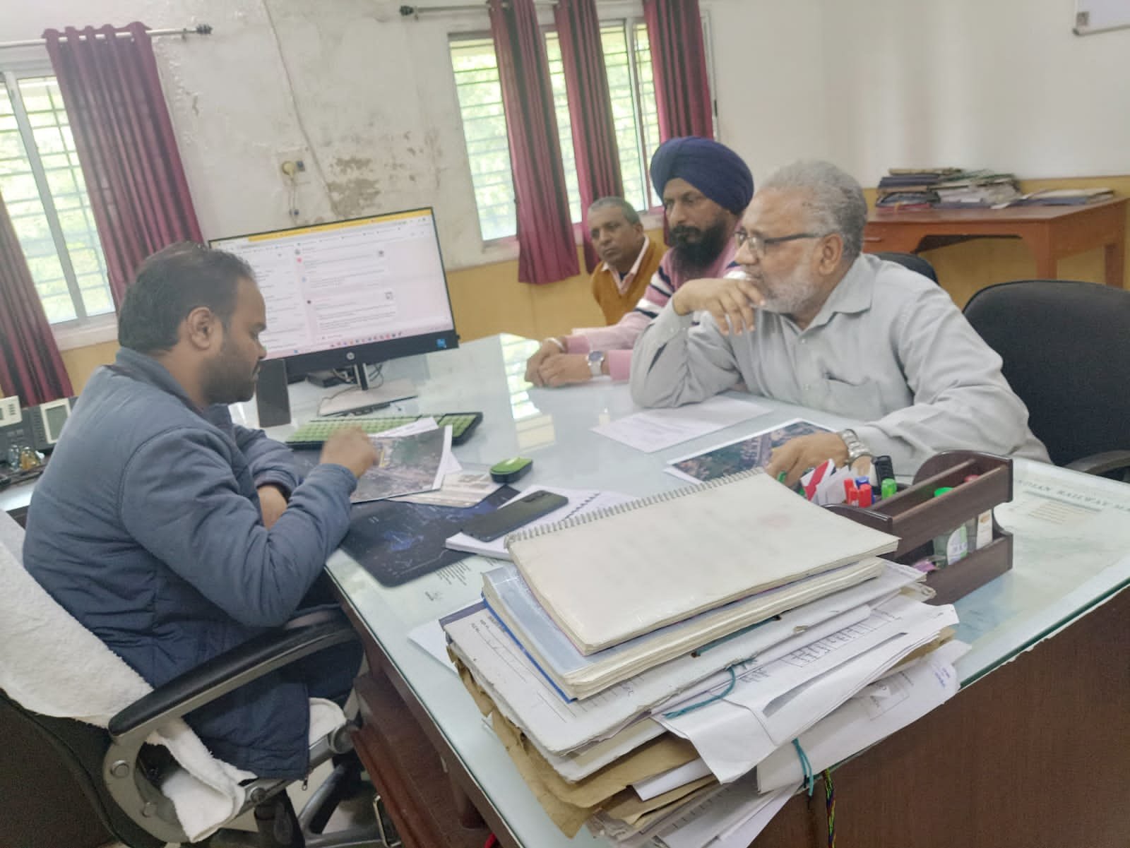 धनबाद रेल मंडल के वरीय मंडल अभियंता से मिले इफ्तेखार महमूद धनबाद रेल मंडल के वरीय मंडल अभियंता से मिले इफ्तेखार महमूद