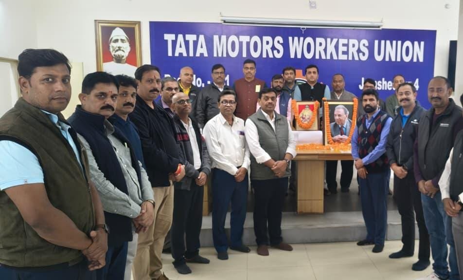 टाटा मोटर्स वर्कर्स यूनियन द्वारा माइकल जॉन व भारत रत्न जेआरडी टाटा को दी गई श्रद्धांजलि टाटा मोटर्स वर्कर्स यूनियन द्वारा माइकल जॉन व भारत रत्न जेआरडी टाटा को दी गई श्रद्धांजलि