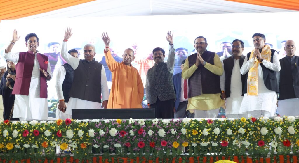 गोरखपुर में निवेश का नया दौर: ₹408 करोड़ की 114 परियोजनाओं का लोकार्पण, ₹6,139 करोड़ निवेश हेतु भूखंड आवंटन