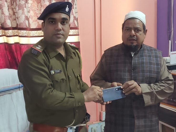 तकनीकी सहायता से खोया मोबाइल बरामद, थाना प्रभारी ने मालिक को लौटाया तकनीकी सहायता से खोया मोबाइल बरामद, थाना प्रभारी ने मालिक को लौटाया