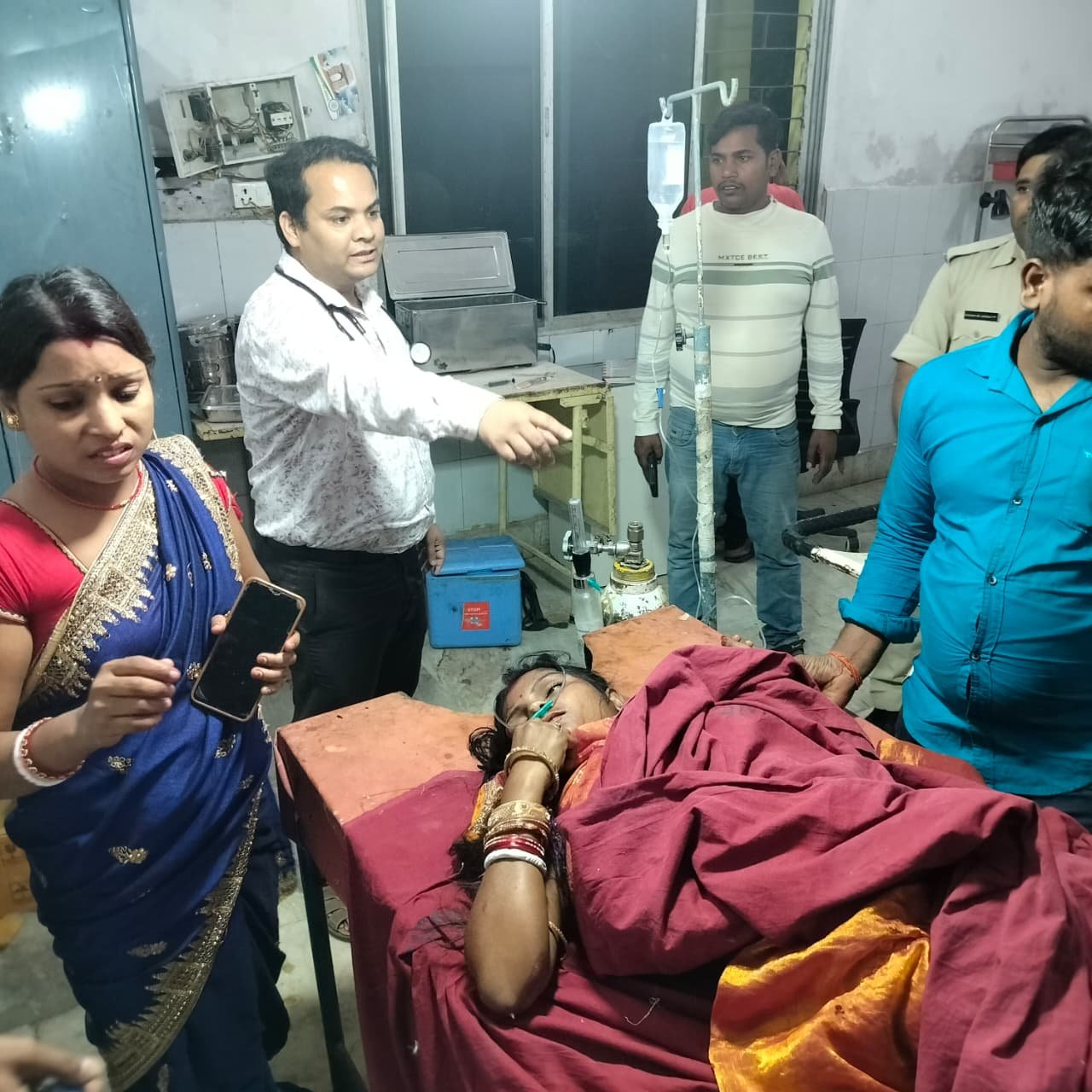 तेज रफ्तार बाइक की चपेट में आने से महिला और चालक गंभीर रूप से घायल,दोनों रेफर तेज रफ्तार बाइक की चपेट में आने से महिला और चालक गंभीर रूप से घायल,दोनों रेफर