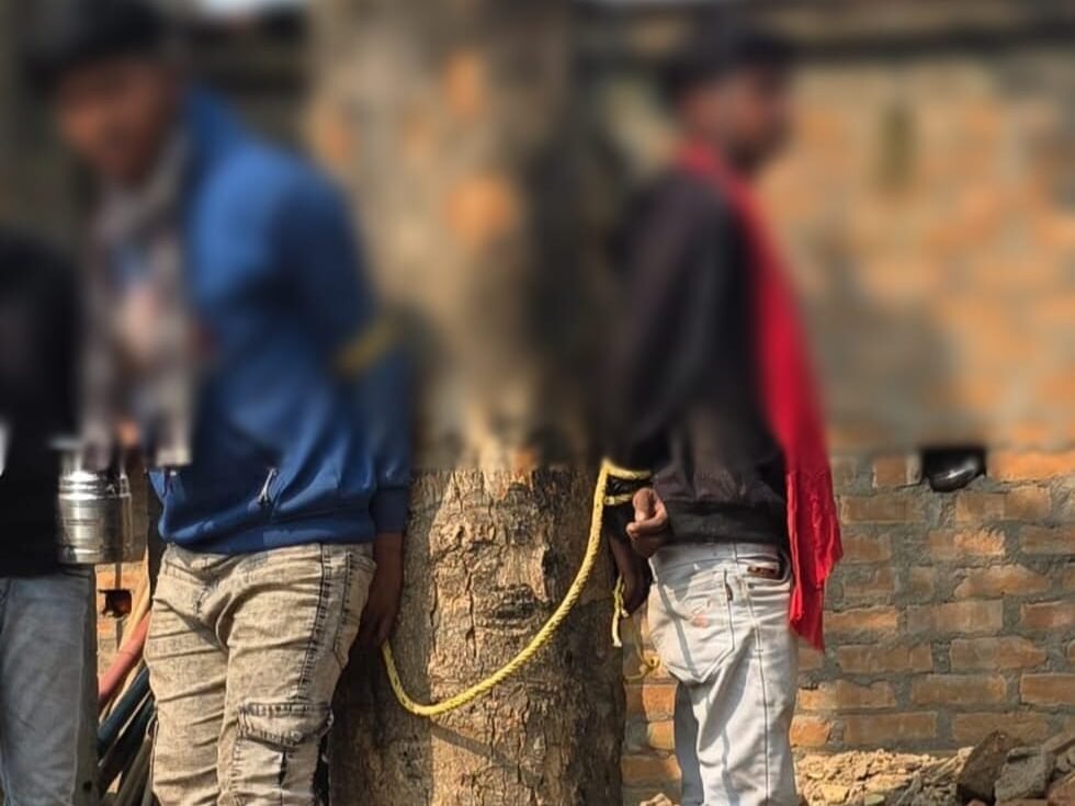 ग्रामीणों ने बैट्री चोरों को रंगे हाथ पकड़ा,बनाया बंधक ग्रामीणों ने बैट्री चोरों को रंगे हाथ पकड़ा,बनाया बंधक