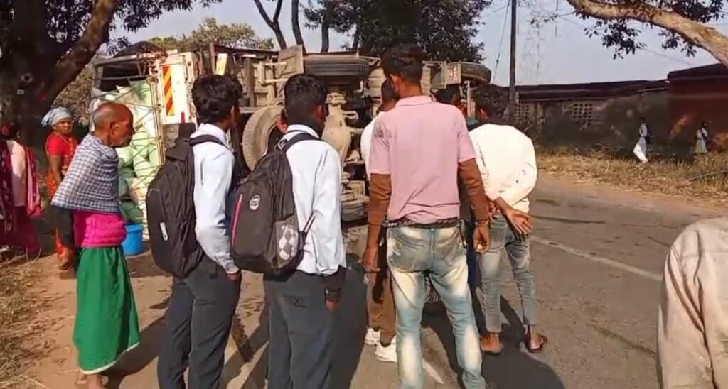 नवडीहा–करंजटोली मुख्य मार्ग पर धान लदा मिनी ट्रक पलटा,चालक व ग्रामीण बाल-बाल बचे नवडीहा–करंजटोली मुख्य मार्ग पर धान लदा मिनी ट्रक पलटा,चालक व ग्रामीण बाल-बाल बचे