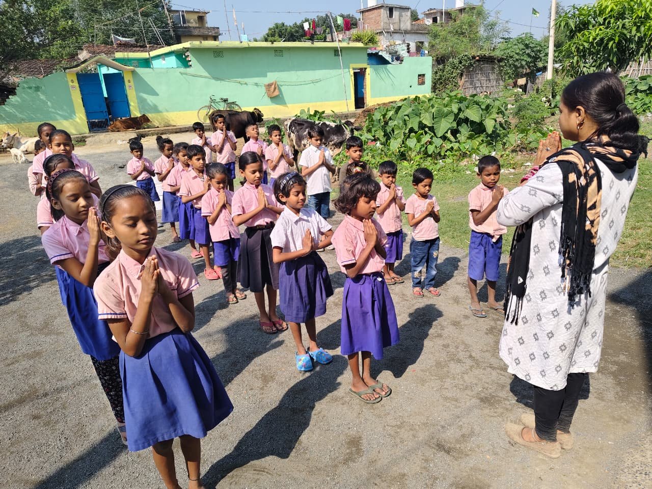 बड़तल्ला नयाटोला के विद्यार्थियों ने सीखा योग, सुप्रिया वर्णवाल ने बताया निरोग रहने का मंत्र बड़तल्ला नयाटोला के विद्यार्थियों ने सीखा योग, सुप्रिया वर्णवाल ने बताया निरोग रहने का मंत्र