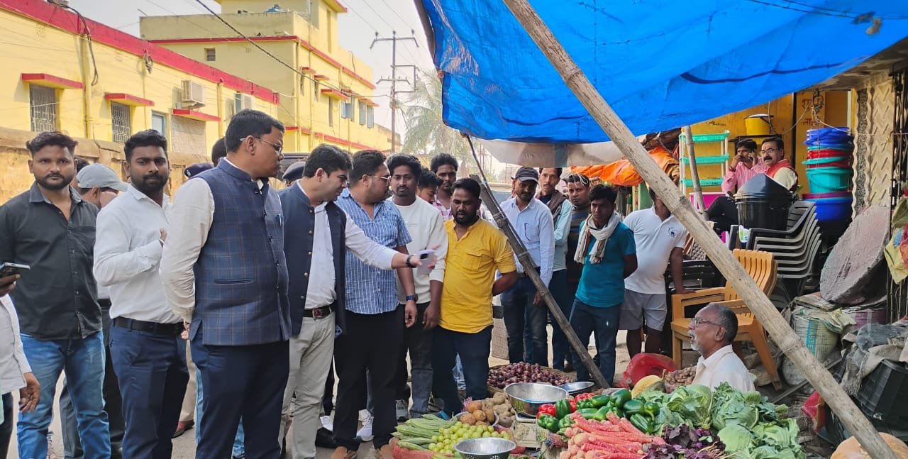 बरहरवा बाजार में अतिक्रमण हटाओ अभियान, सड़क किनारे दुकानों को हटाया गया