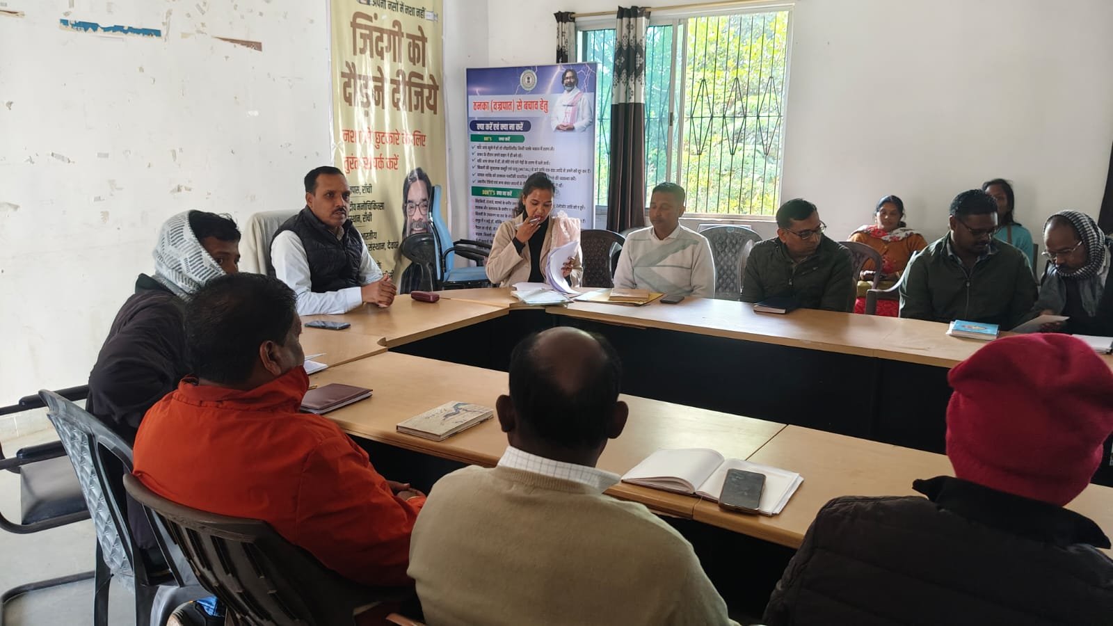 घाघरा प्रखंड कार्यालय में बीडीओ ने की कर्मियों के साथ बैठक,दिए कई दिशा-निर्देश घाघरा प्रखंड कार्यालय में बीडीओ ने की कर्मियों के साथ बैठक,दिए कई दिशा-निर्देश