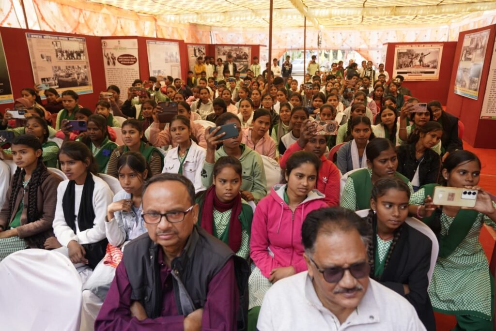 संविधान दिवस,जनजातीय गौरव दिवस और ‘एक पेड़ माँ के नाम’पर दो दिवसीय चित्र प्रदर्शनी सफलतापूर्वक संपन्न संविधान दिवस,जनजातीय गौरव दिवस और ‘एक पेड़ माँ के नाम’पर दो दिवसीय चित्र प्रदर्शनी सफलतापूर्वक संपन्न