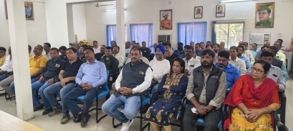 टाटा मोटर्स वर्कर्स यूनियन का कमेटी मीटिंग आयोजित, ग्रेड पर हुई चर्चा टाटा मोटर्स वर्कर्स यूनियन का कमेटी मीटिंग आयोजित, ग्रेड पर हुई चर्चा