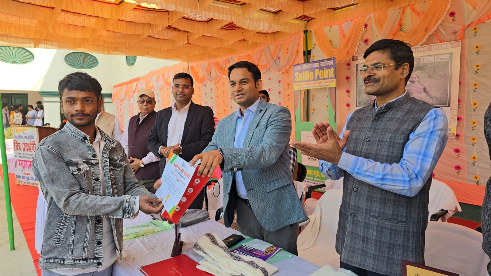 संविधान दिवस,जनजातीय गौरव दिवस और ‘एक पेड़ माँ के नाम’पर दो दिवसीय चित्र प्रदर्शनी सफलतापूर्वक संपन्न संविधान दिवस,जनजातीय गौरव दिवस और ‘एक पेड़ माँ के नाम’पर दो दिवसीय चित्र प्रदर्शनी सफलतापूर्वक संपन्न