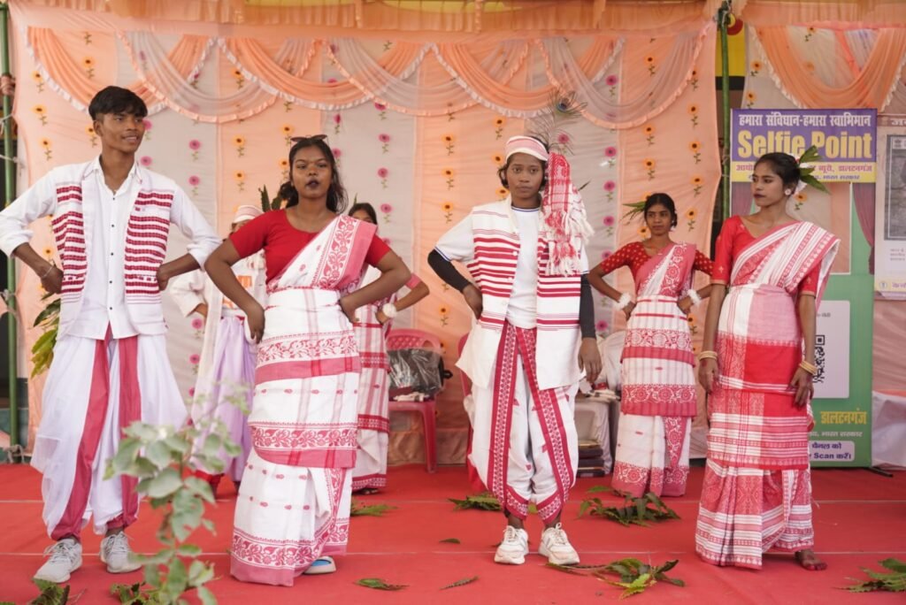संविधान दिवस,जनजातीय गौरव दिवस और ‘एक पेड़ माँ के नाम’पर दो दिवसीय चित्र प्रदर्शनी सफलतापूर्वक संपन्न संविधान दिवस,जनजातीय गौरव दिवस और ‘एक पेड़ माँ के नाम’पर दो दिवसीय चित्र प्रदर्शनी सफलतापूर्वक संपन्न