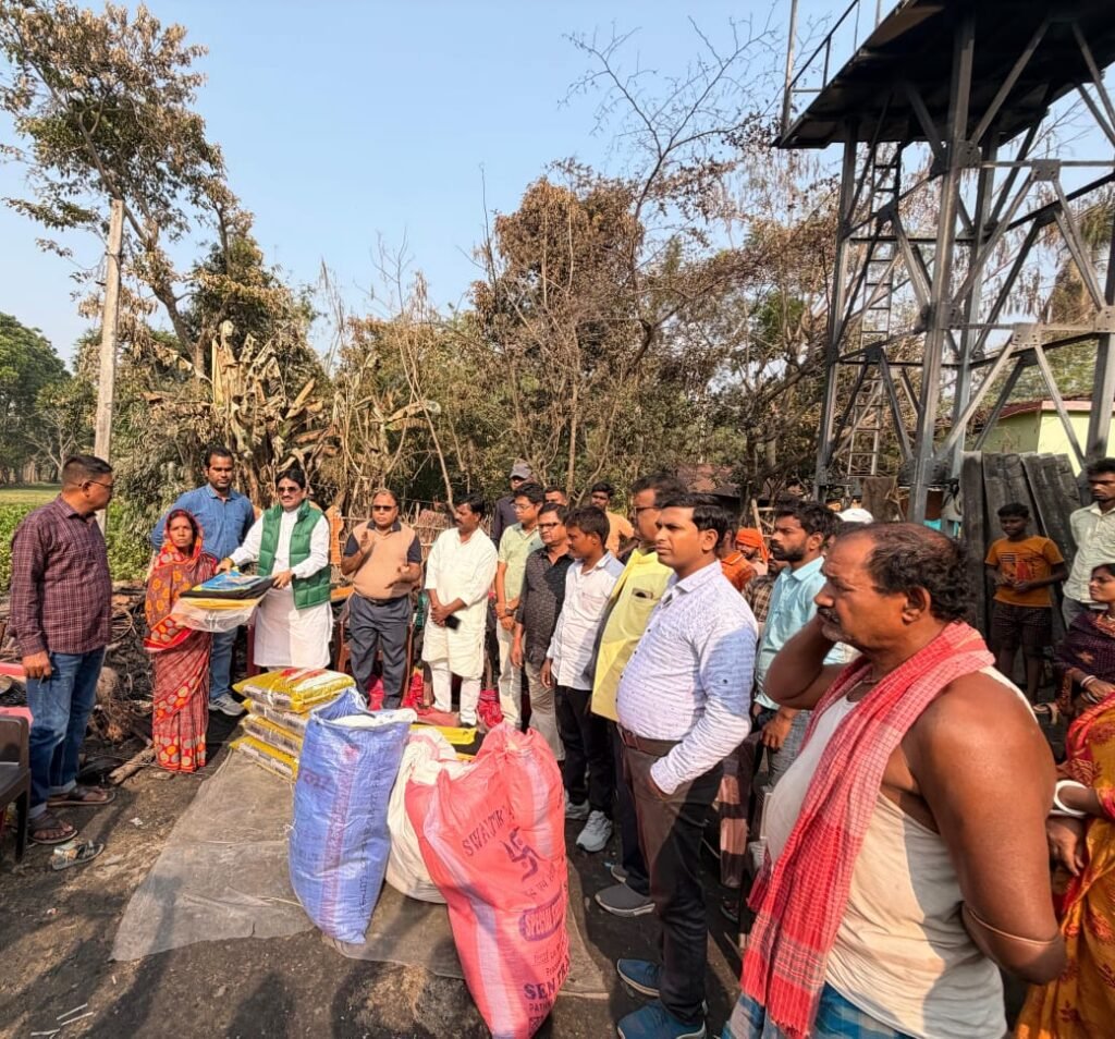 राधानगर में अग्निकांड पीड़ितों से मिले भाजपा नेता बजरंगी प्रसाद यादव