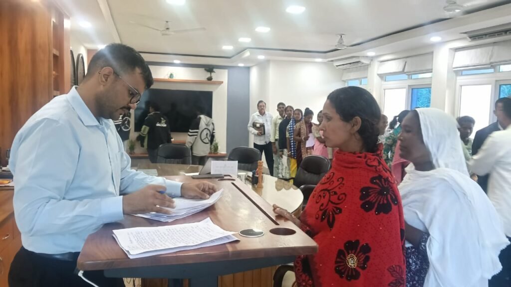 जन शिकायत निवारण में उपायुक्त ने सुनी ग्रामीणों की समस्याएं,निदान के दिए आवश्यक दिशा-निर्देश