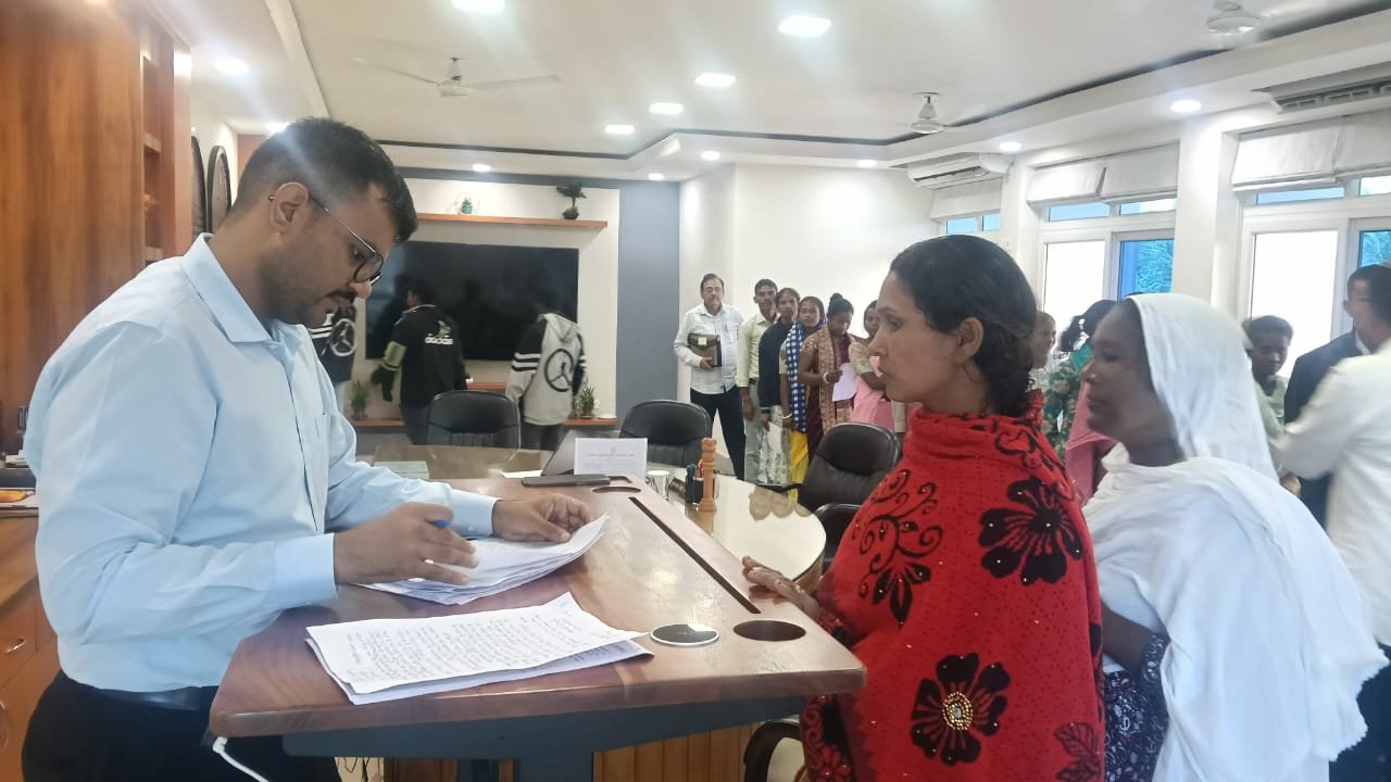 जन शिकायत निवारण में उपायुक्त ने सुनी ग्रामीणों की समस्याएं,निदान के दिए आवश्यक दिशा-निर्देश जन शिकायत निवारण में उपायुक्त ने सुनी ग्रामीणों की समस्याएं,निदान के दिए आवश्यक दिशा-निर्देश