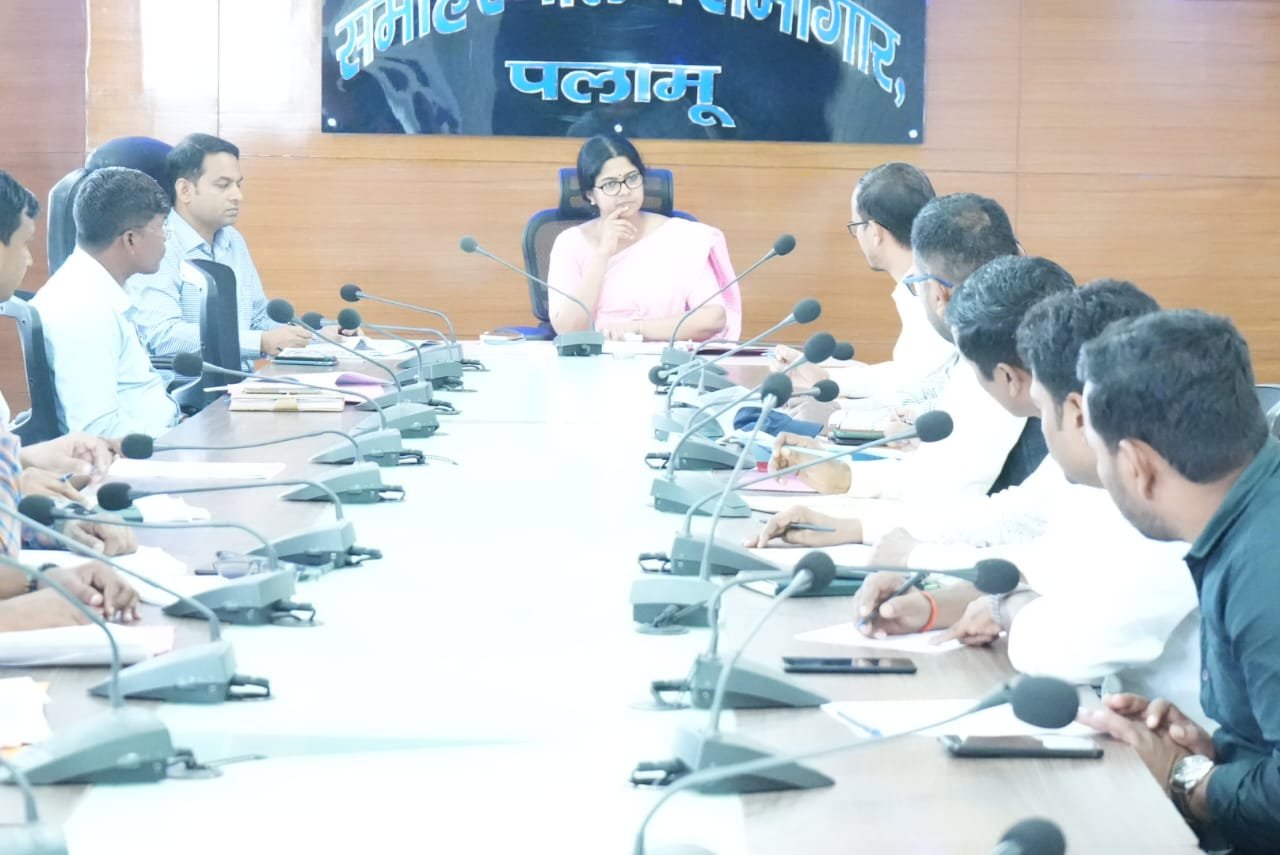 डीसी ने मेदिनीनगर नगर निगम,नगर पंचायत व नगर परिषद द्वारा किये जा रहे कार्यों की समीक्षा की डीसी ने मेदिनीनगर नगर निगम,नगर पंचायत व नगर परिषद द्वारा किये जा रहे कार्यों की समीक्षा की