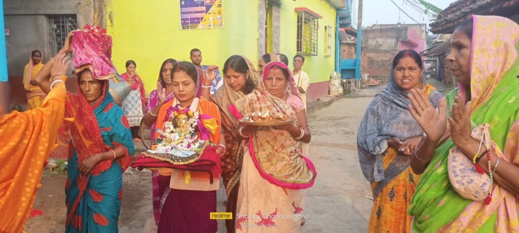 बरहरवा में कार्तिक मास पूजन का समापन,बाल-गोपाल की नगर-भ्रमण यात्रा संपन्न बरहरवा में कार्तिक मास पूजन का समापन,बाल-गोपाल की नगर-भ्रमण यात्रा संपन्न