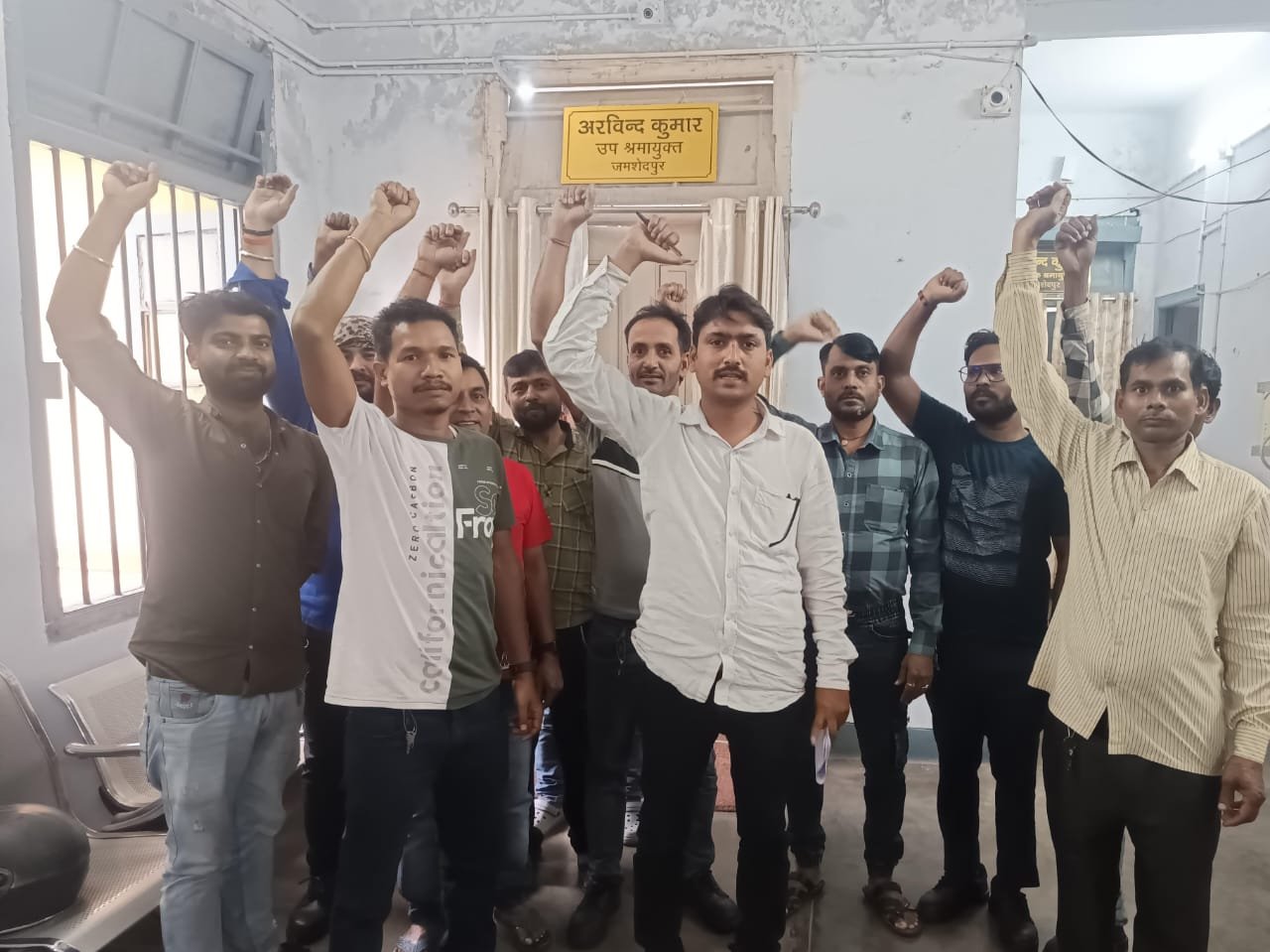 डीएलसी का नहीं है विवेक कंस्ट्रक्शन को खौफ ! वार्ता में नहीं लिया हिस्सा,मजदूर आक्रोशित डीएलसी का नहीं है विवेक कंस्ट्रक्शन को खौफ ! वार्ता में नहीं लिया हिस्सा,मजदूर आक्रोशित