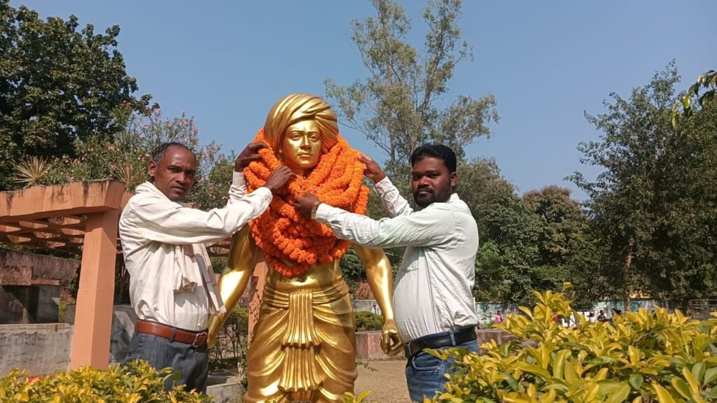 बिरसा मुंडा जयंती पर वीर शहीद क्रांतिकारी के नाम दीप जलाकर नमन किया बिरसा मुंडा जयंती पर वीर शहीद क्रांतिकारी के नाम दीप जलाकर नमन किया