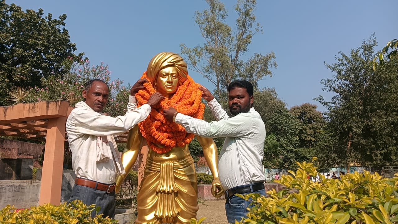 बिरसा मुंडा जयंती पर वीर शहीद क्रांतिकारी के नाम दीप जलाकर नमन किया बिरसा मुंडा जयंती पर वीर शहीद क्रांतिकारी के नाम दीप जलाकर नमन किया