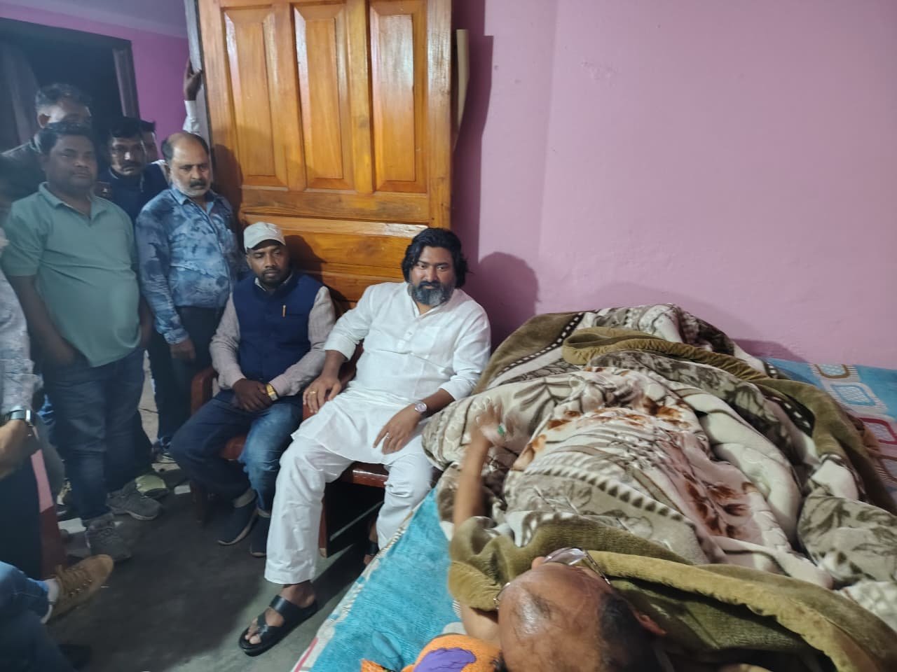 झामुमो के बीमार सक्रिय नेता से मिलने पहुंचे सांसद विजय हांसदा