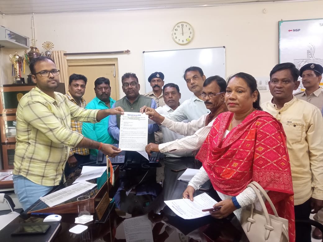 सालगाझुरी स्टेशन पर लोकल ट्रेनों के ठहराव को बंद किये जाने से नाराज़ लोगों ने एआरएम को सौंपा ज्ञापन सालगाझुरी स्टेशन पर लोकल ट्रेनों के ठहराव को बंद किये जाने से नाराज़ लोगों ने एआरएम को सौंपा ज्ञापन
